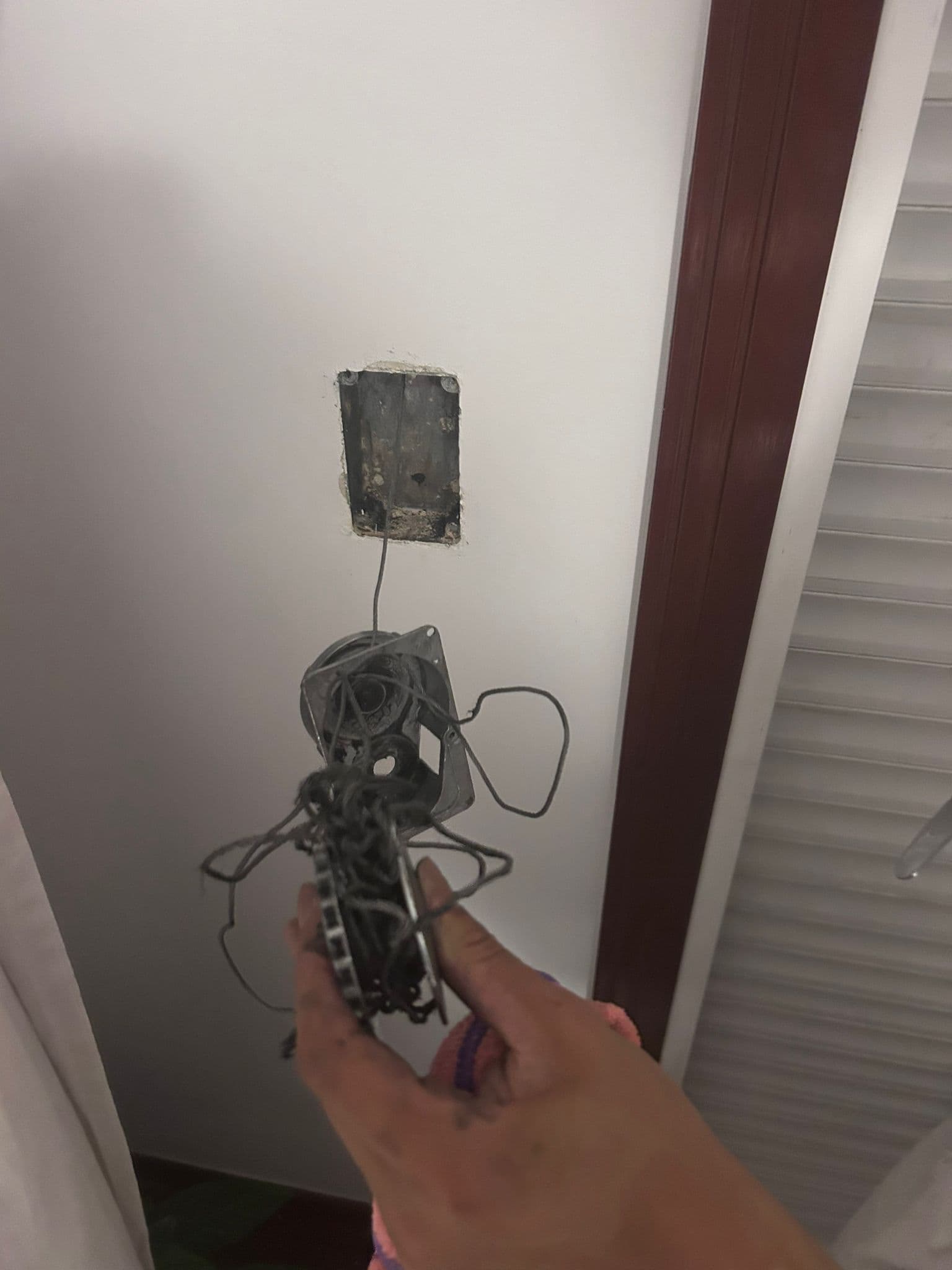 Recogedor de persiana extraído de la pared
