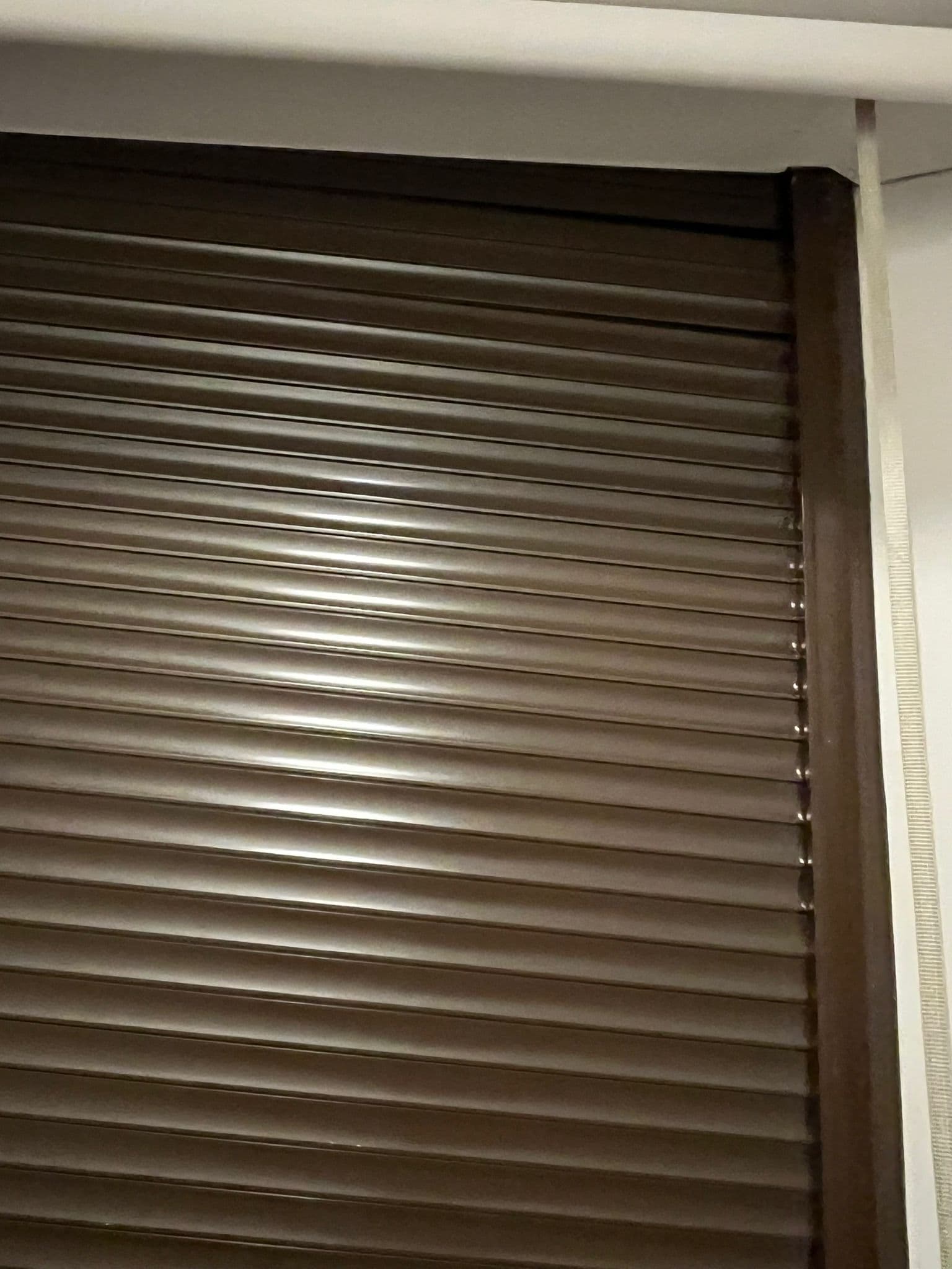 Persiana de aluminio instalada por TecnoPersianas en Utebo