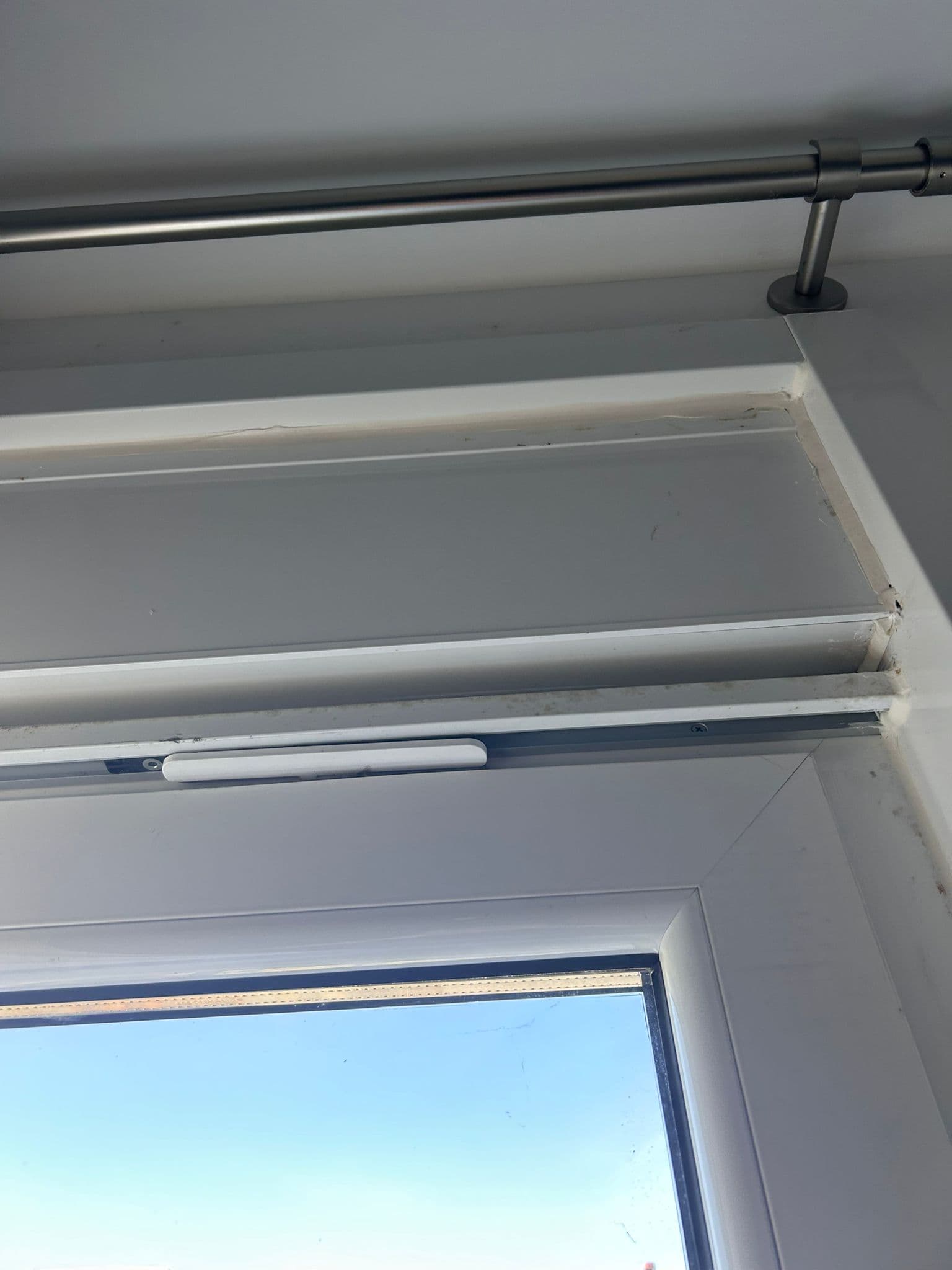 Motor Somfy instalado en el cajón de una persiana por TecnoPersianas en Zaragoza