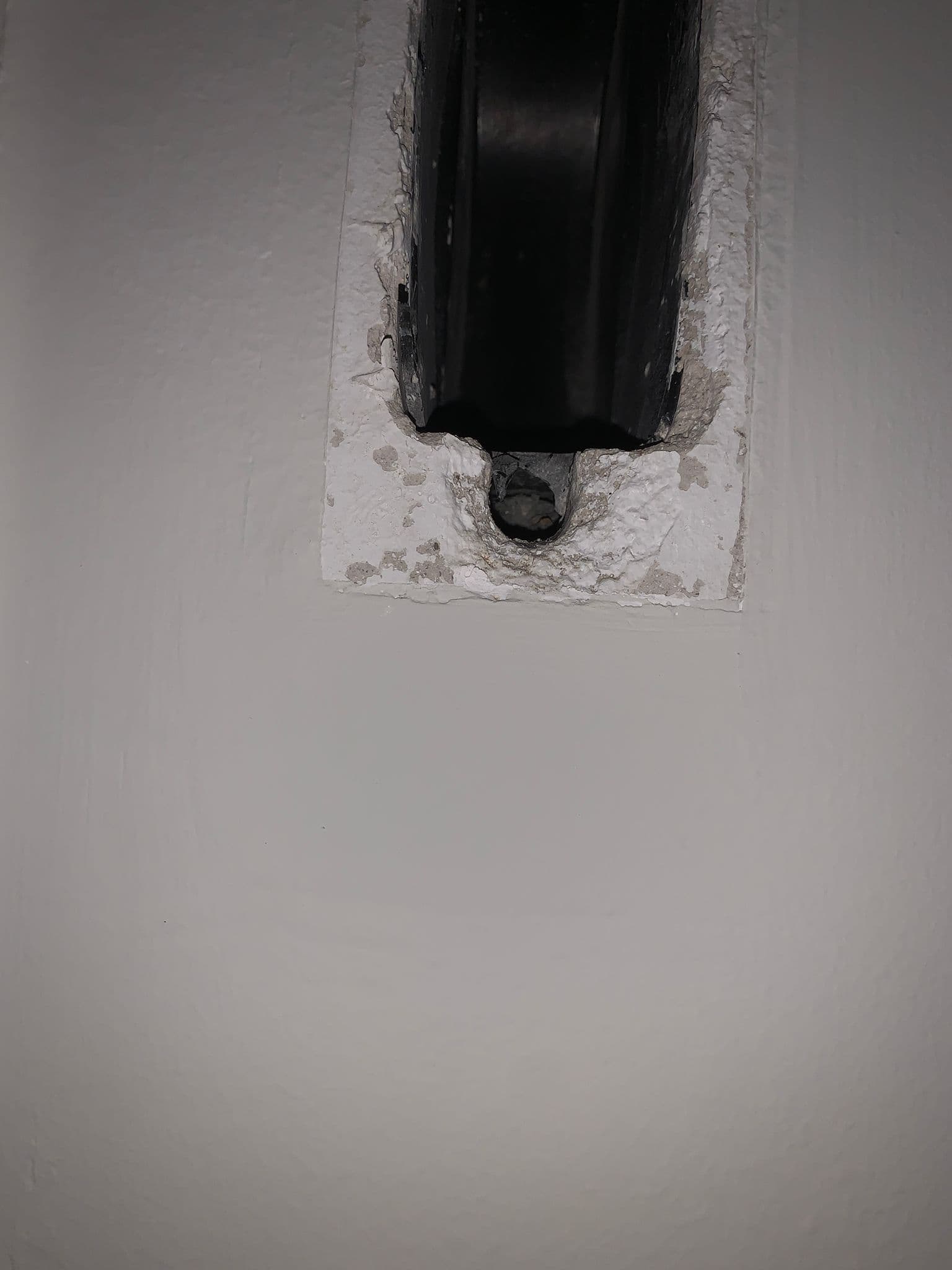 Hueco del recogedor abierto en la pared