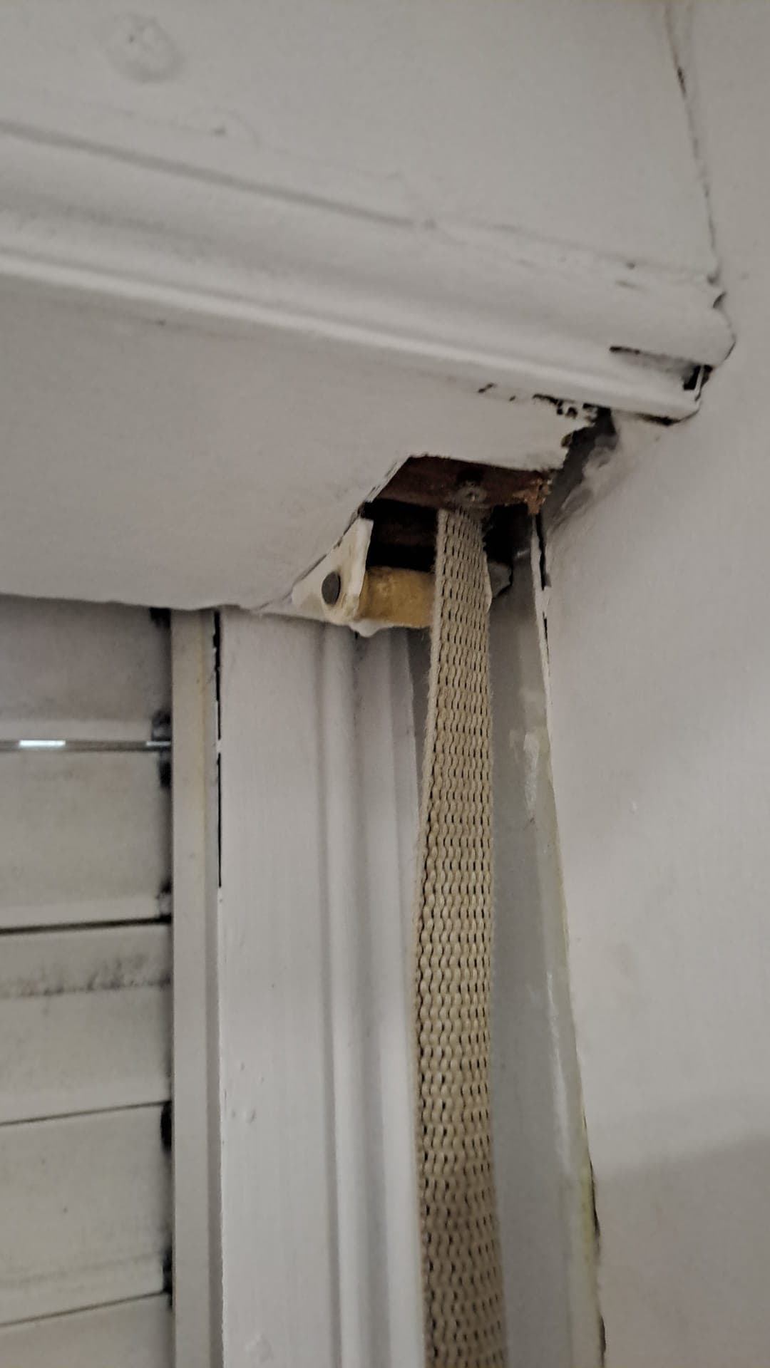 Cambio de la cinta de una persiana en el cajón realizado por TecnoPersianas en Zaragoza