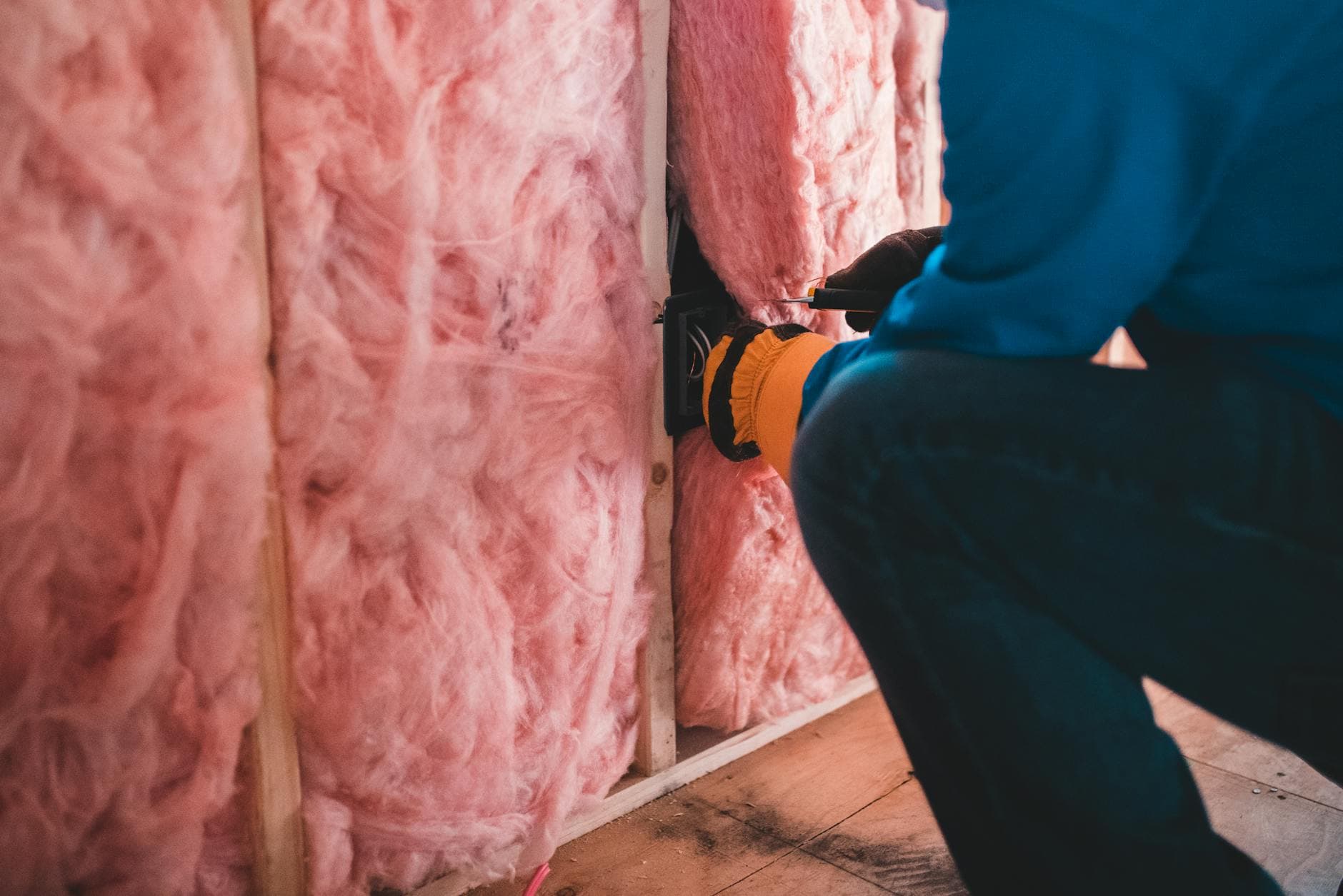 Instalación de espuma aislante en una pared