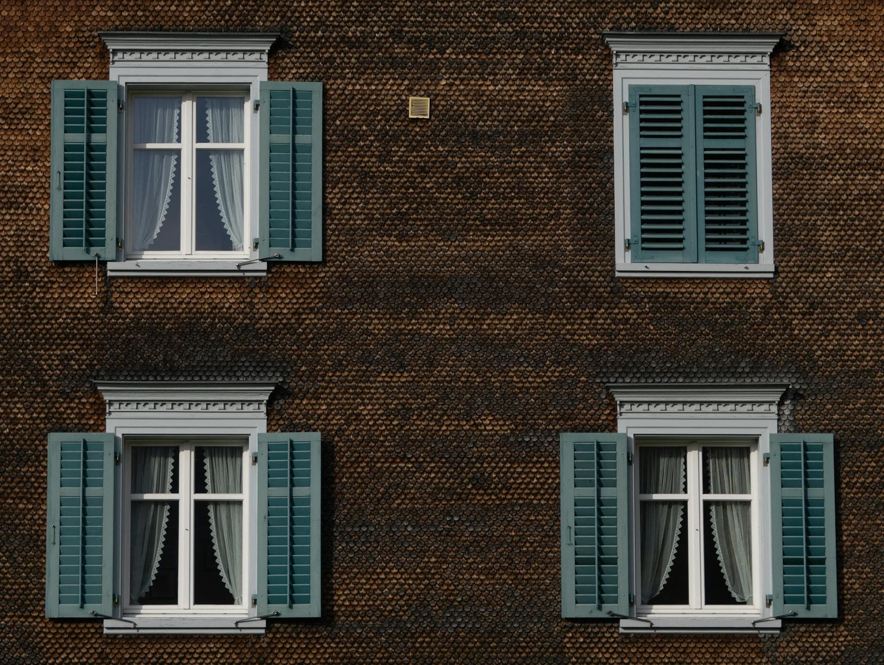 Fachada de una vivienda con persianas nuevas