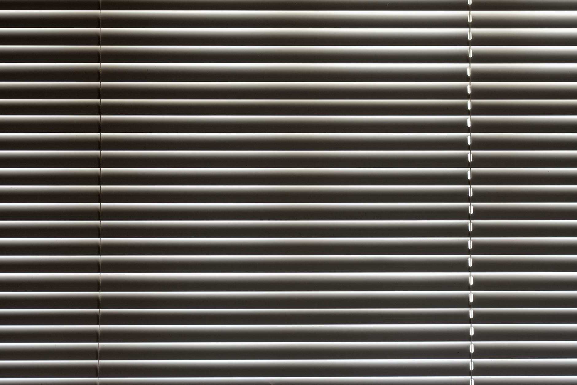 Detalle de las lamas de una persiana vista de cerca