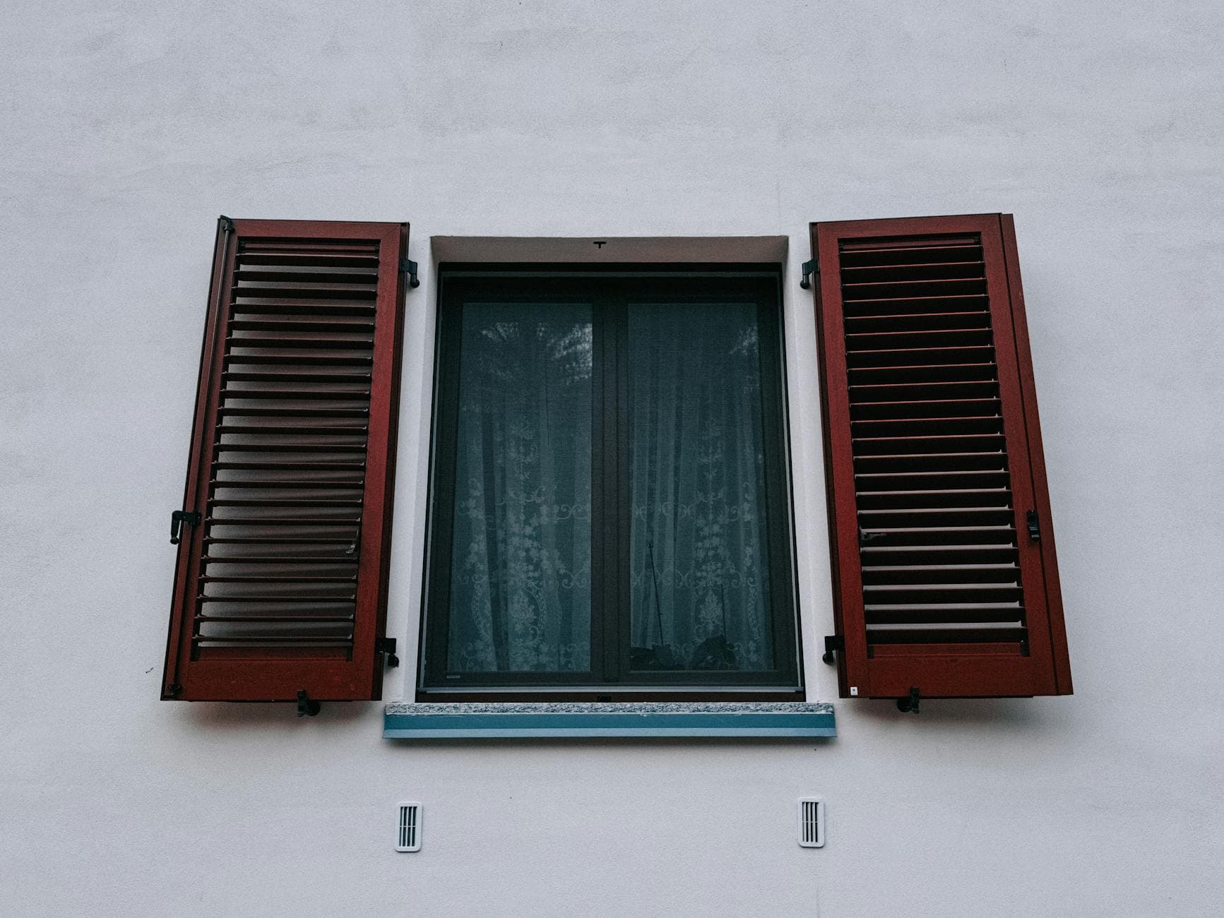 Persiana bajada en la ventana de una vivienda