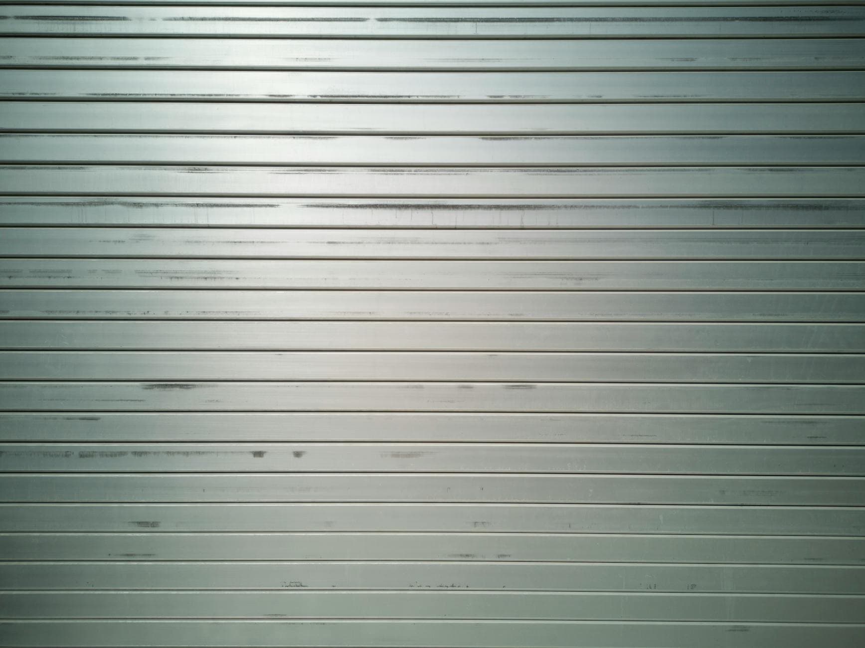 Persiana enrollable de aluminio en una fachada