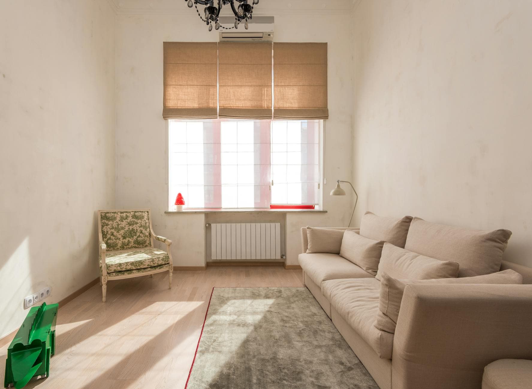 Salón moderno con persianas en grandes ventanales